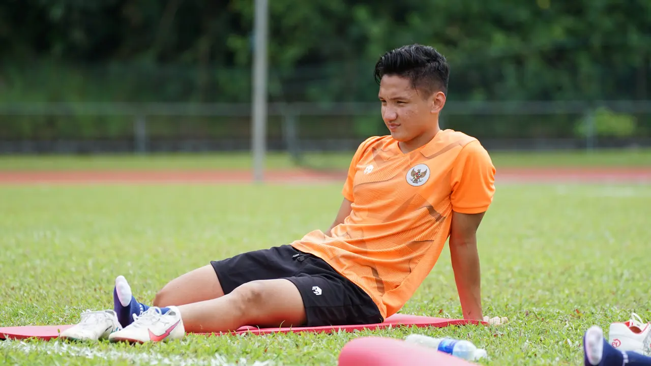 Gelandang Timnas Indonesia, Syahrian Abimanyu latihan di Singapura jelang Piala AFF 2020.