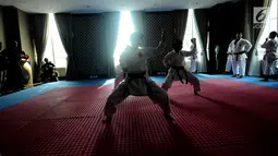 Sejumlah karateka Pelatnas Indonesia saat berlatih Kata Beregu Putri di Kawasan Permata Hijau, Jakarta, Jumat (9/6). Latihan ini bagian persiapan berlaga di ajang Sea Games 2017 Malaysia dan Asian Games 2018. (Liputan6.com/Helmi Fithriansyah)