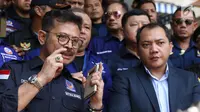 Ketua DPP NasDem Syahrul Yasin Limpo bersama Ketua Bidang Hukum, Advokasi, dan HAM Partai Nasdem Taufik Basari memberi keterangan usai membuat laporan di Sentra Pelayanan Kepolisian Terpadu Polda Metro Jaya, Senin (17/9). (Liputan6.com/Helmi Fithriansyah)