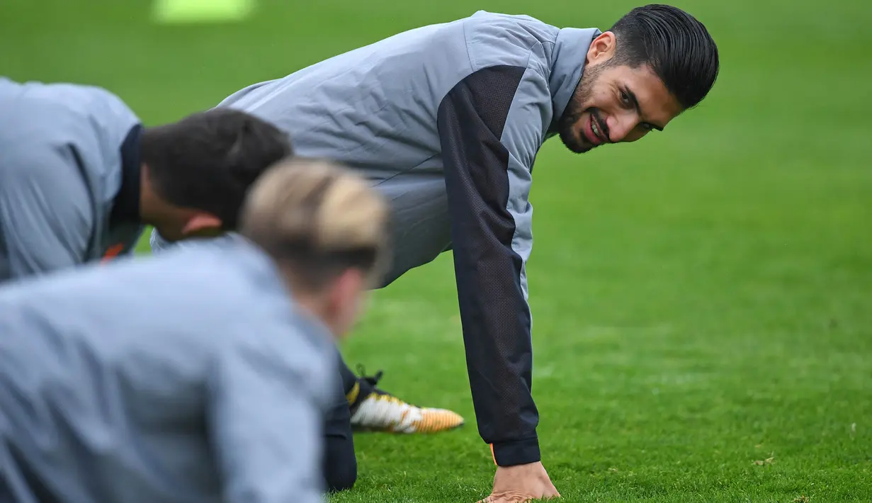 Gelandang Liverpool, Emre Can, tersenyum saat mengikuti sesi latihan jelang laga Liga Champions di Melwood, Liverpool, Senin (25/9/2017). Liverpool akan berhadapan dengan Spartak Moskow. (AFP/ Paul Ellis)