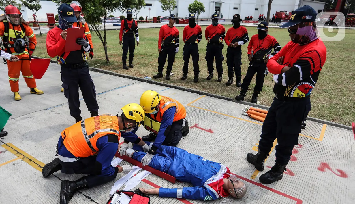 Peserta saat mengikuti Jakarta Fire Safety Challengge (JFSC) tahun 2022 di Lapangan Kantor Dinas Penanggulangan Kebakaran dan Penyelamatan (Gulkarmat), Duri Pulo, Jakarta Pusat, Selasa (9/8/2022). Kegiatan ini diikuti oleh 101 kontingen dari petugas Manajemen Keselamatan Kebakaran Gedung (MKKG) dan Manajemen Keselamatan Kebakaran Lingkungan (MKKL) di wilayah DKI Jakarta. (Liputan6.com/Johan Tallo)