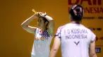 Ekspresi kecewa pebulu tangkis Indonesia, Amalia Cahaya Pratiwi (kiri) saat berpasangan dengan Febriana Dwipuji Kusuma dalam laga perempat final Indonesia Masters 2025 melawan wakil Korea, Kim Hye Jeong/Kong Hee Yong di Istora Senayan, Jakarta, Jumat (24/01/2025). (Bola.com/Bagaskara Lazuardi)