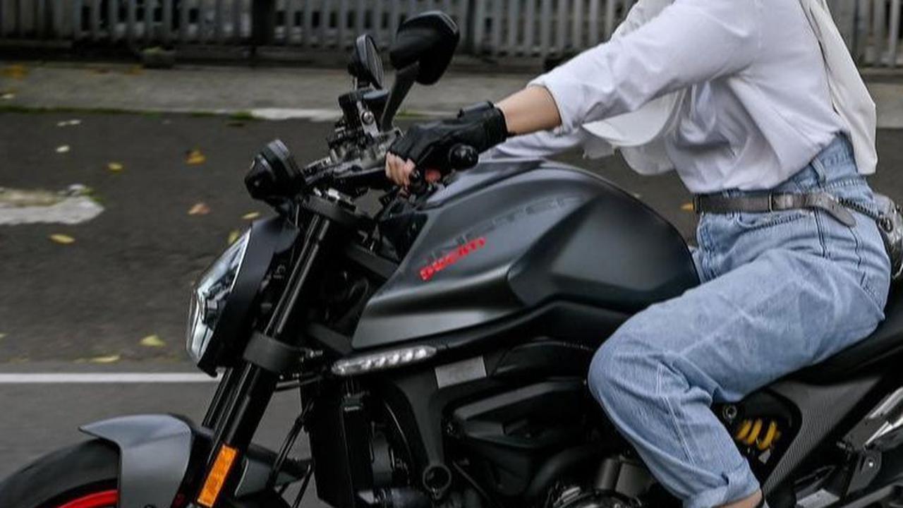 Gayanya kece saat mengendarai moge di jalanan.