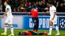 Pemain Lille Jonathan Bamba (tengah) berbicara dengan pemain Chelsea Reece James (kanan) pada lanjutan Liga Champions di Stade Pierre-Mauroy, Lille, Prancis, Rabu (2/10/2019). The Blues menang 2-1. (AP Photo/Michel Spingler)