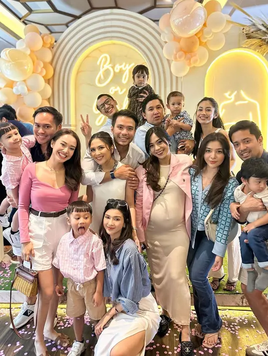 Di berbagai foto dan stories Instagram yang dibagikan oleh saudara dan kerabat, terlihat gaya kompak Jessica Mila dan Yakup Hasibuan. [Foto: Instagram]