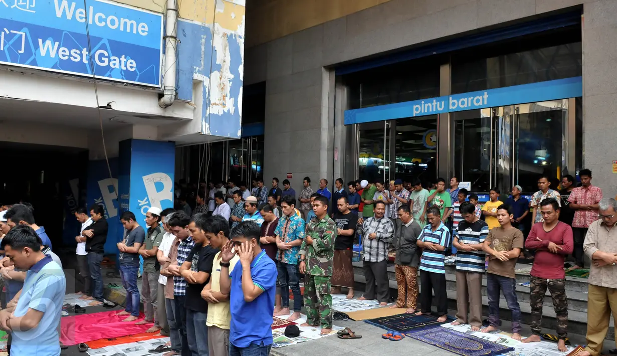 Suasana salat Jumat pertama pada bulan Ramadan 1436 H, di lorong Blok A-B di Tanah Abang, Jakarta, Jumat (19/6). Meskipun beribadah di lorong tempat berjualan, namun tidak menyurutkan niat mereka untuk beribadah. (Liputan6.com/Johan Tallo)