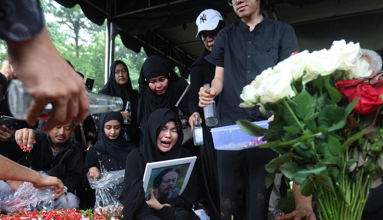 Karina Ranau menyampaikan permohonan maaf atas segala kesalahan mendiang Epy Kusnandar semasa hidupnya. Tampak dalam foto, Karina Ranau bersama Quentin Stanislavski sesaat sebelum pemakaman Epy Kusnandar, di Tempat Pemakaman Umum (TPU) Jeruk Purut, Jakarta Selatan, Kamis (4/12/2025) pagi. (Kapanlagi.com/Budy Santoso)