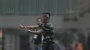 Pelatih PS TNI, Rudy Eka Priyambada memberikan arahan kepada anak asuhnya saat melawan Mitra Kukar pada lanjutan Liga 1 2017 di Stadion Pakansari, Bogor (26/9/2017). PS TNI menang 2-1. (Bola.com/Nicklas Hanoatubun)