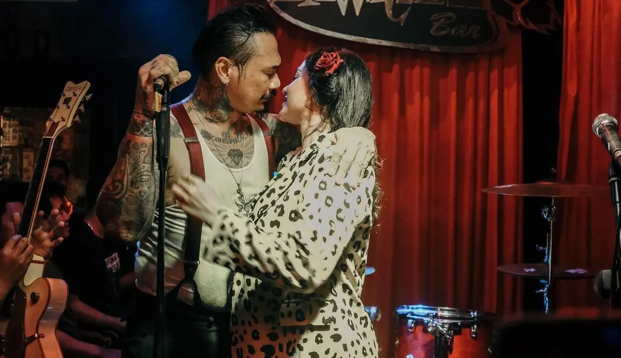 Jerinx SID dan Nora Alexandra memperlihatkan kemesraannya di atas panggung. (Foto: Instagram/@ncdpapl)