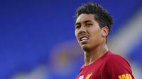 Striker Liverpool, Roberto Firmino, tampak kecewa usai gagal mengalajkan Everton pada laga Premier League di Stadion Goodison Park, Minggu (21/6/2020). Laga Derbi Merseyside edisi ke-236 itu berakhir 0-0. (AFP/Jon Super)