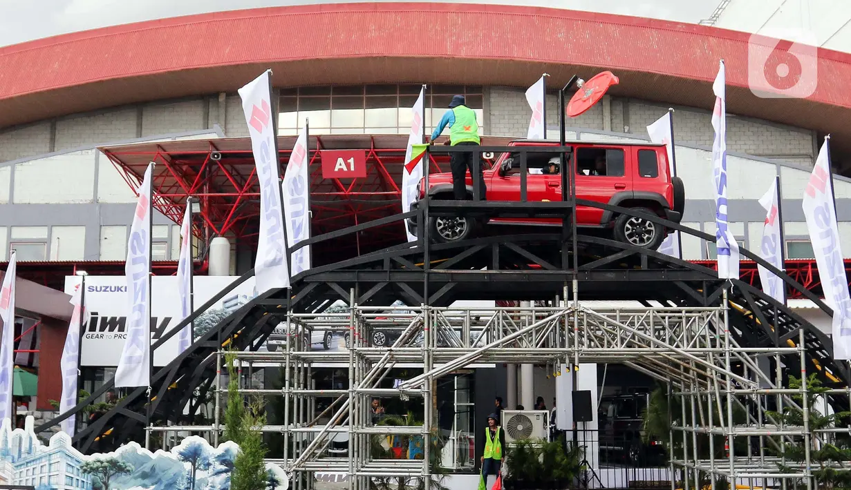 Dengan kapabilitas off-road, Jimny 5 pintu dilengkapi sistem penggerak All Grip Pro 4WD (2H, 4H, dan 4L). (Liputan6.com/Herman Zakharia)