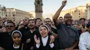 Robert Francis Prevost dikenal sebagai moderat yang dekat dengan Paus Fransiskus dan menghabiskan waktu bertahun-tahun sebagai misionaris di Peru. Tampak dalam foto, para rohaniwan bereaksi smelihat Paus Leo XIV yang baru terpilih, Robert Prevost membuat penampilan pertamanya di balkon loggia utama Basilika Santo Petrus untuk pertama kalinya, setelah para kardinal mengakhiri konklaf, di Vatikan, pada tanggal 8 Mei 2025. (JEFF PACHOUD/AFP)
