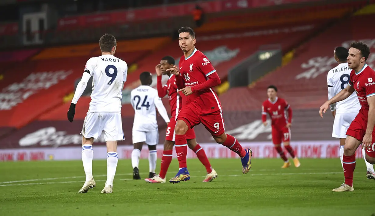 Pemain Liverpool Roberto Firmino (tengah) melakukan selebrasi usai mencetak gol ke gawang Leicester City pada pertandingan Liga Premier Inggris di Stadion Anfield, Liverpool, Inggris, Sabtu (22/11/2020). Liverpool menang 3-0. (Laurence Griffiths/Pool via AP)
