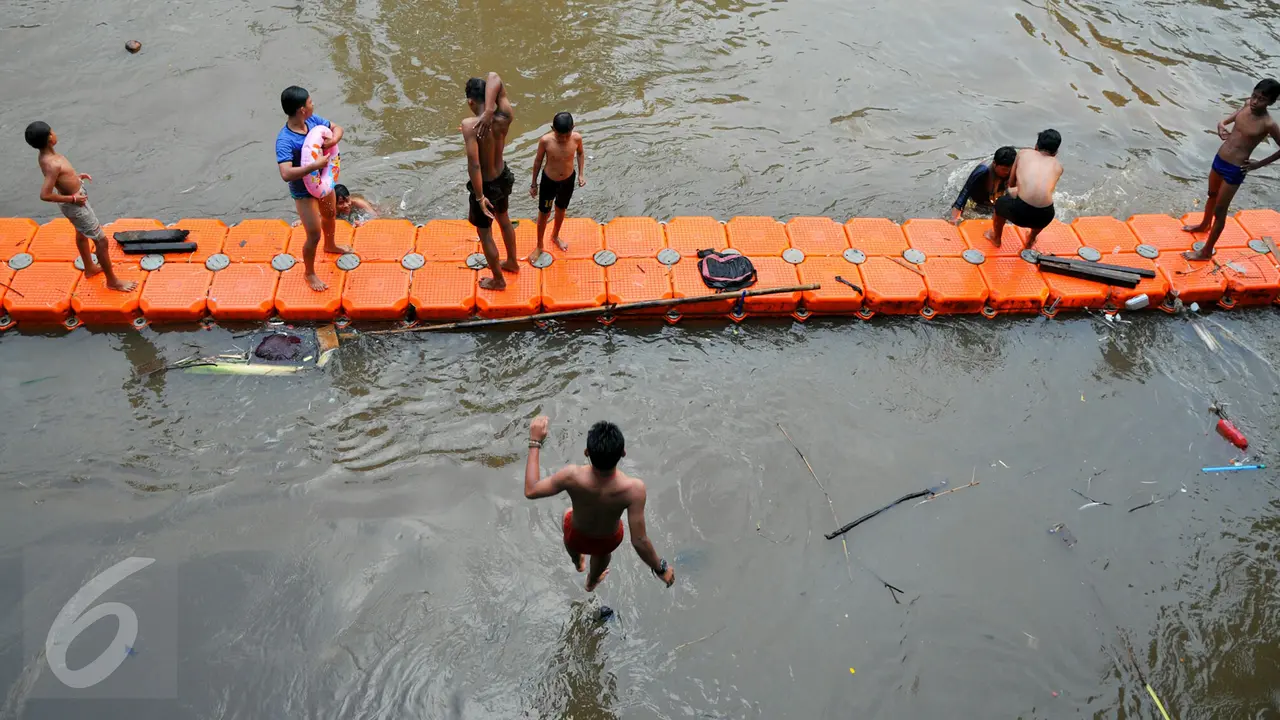 20160518-Air Lebih Bersih, Anak-anak Asik Berenang di Sungai Ciliwung