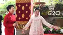 <p>Dihadiri oleh Ibu Negara China, ibu Iriana Jokowi terlihat turut menyambut kedatangannya. Peng Liyuan selaku istri dari Xi Jinping sebagai Presiden China hadir dengan balutan busana merah. [Foto: Biro Pers Istana Negara]</p>