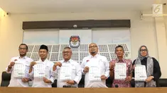 Komisioner KPU menunjukkan rilis 49 Caleg Berstatus Mantan Terpidana Korupsi pada Pemilu 2019 di Jakarta, Rabu (30/1). Hal ini berdasarkan ketentuan pasal 182 dan 240 UU Nomor 7 tahun 2017. (Liputan6.com/Helmi Fithriansyah)