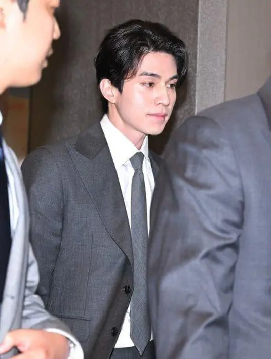 Lee Dong Wook turut hadir mengenakan setelan jas warna abu-abu yang dipadu kemeja putih.  [Foto: Twitter/kdramasdiary].