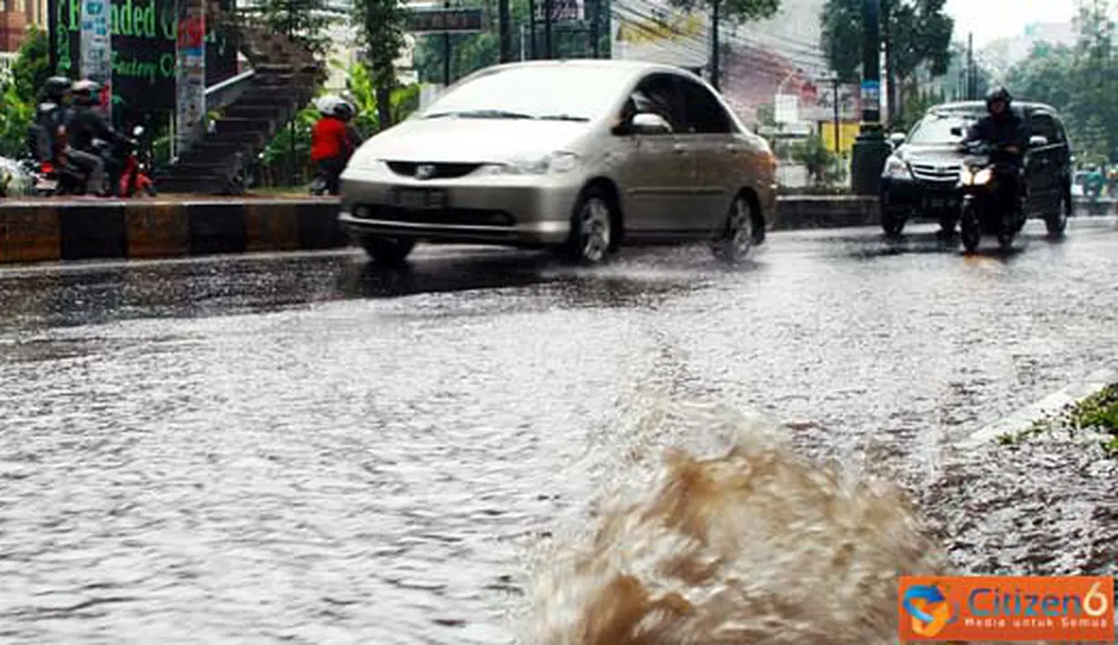 Citizen6, Bandung: Sebuah mobil melewati genangan air di bahu jalan Ir. H. Juanda, Kota Bandung, sabtu (16/4). Hal tersebut kerap terjadi saat hujan turun, karena sistem drainase buruk. (Pengirim: Aries Rachmandy)