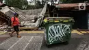 <p>Seorang pria berjalan melewati ruko Pasar Burung Barito setelah dibongkar, Kebayoran Baru, Jakarta Selatan, Jakarta, Selasa (10/5/2022). Pemerintah Kota Jakarta Selatan membongkar sejumlah ruko di Pasar Burung Barito untuk direnovasi. (Liputan6.com/Johan Tallo)</p>