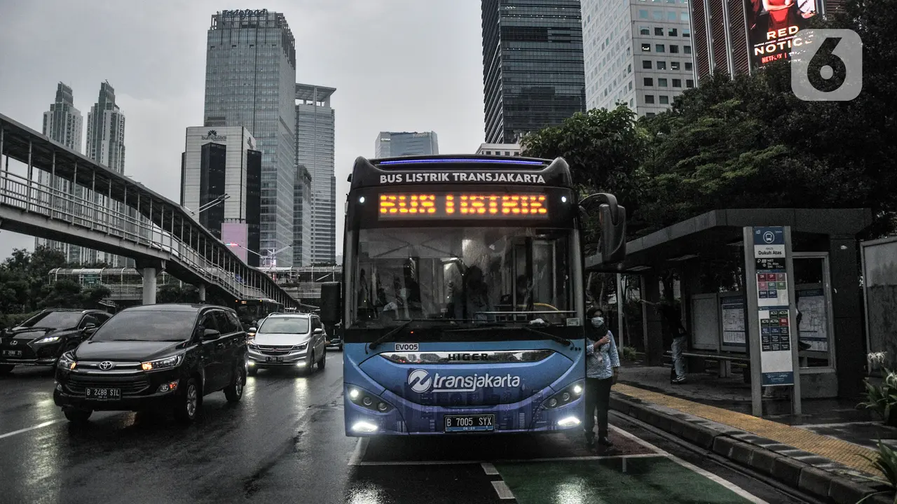 FOTO: Menjajal Bus Listrik Transjakarta saat PPKM Level 1