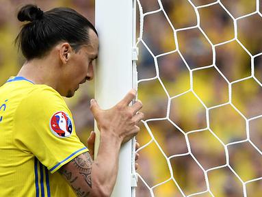 Striker Swedia, Zlatan Ibrahimovic, tampak kecewa gagal mencetak gol ke gawang Italia pada laga Grup E Piala Eropa 2016 di Stadion Municipal, Prancis, Jumat (18/6/2016). (AFP/Jonathan Nackstrand)