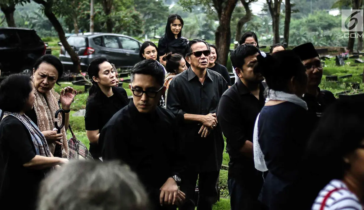 Aktor senior Ray Sahetapy saat menghadiri pemakaman Deddy Sutomo di TPU Tanah Kusir, Jakarta, Rabu (18/4). Deddy Sutomo sempat dirawat di Rumah sakit Harapan Kita karena masalah jantung. (Liputan6.com/Faizal Fanani)