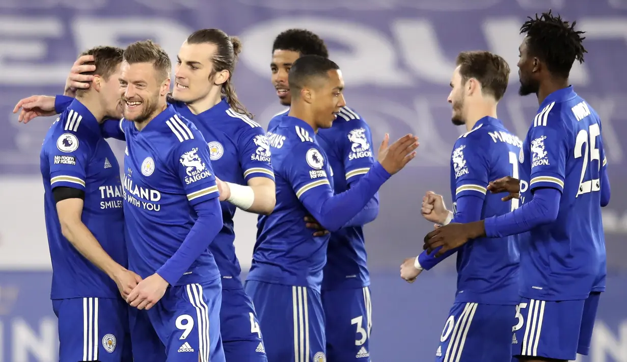Para pemain Leicester City merayakan gol pertama ke gawang Crystal Palace yang dicetak bek Timothy Castagne (kiri) dalam laga lanjutan Liga Inggris 2020/2021 pekan ke-33 di King Power Stadium, Leicester, Senin (26/4/2021). Leicester menang 2-1 atas Crystal Palace. (AP/Alex Pantling/Pool)