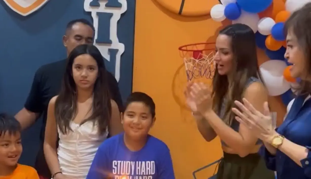 "mikha cantik amayy," tulis userarddd. "Mikhaylaaaa abg cantek," tulis dewiyuliriane. "Cantik bgt mikhayla..," tulis yenniarrie88. [Instagram/ramadhaniabakrie]