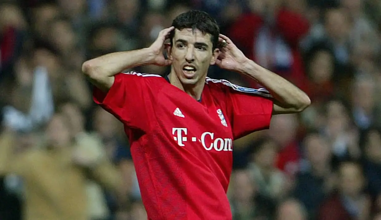 Roy Makaay. Striker Belanda yang kini berusia 47 tahun dan telah pensiun pada Juli 2010 bersama Feyenoord ini pernah berseragam Bayern Munchen selama 4 musim mulai 2003/2004 hingga 2006/2007. Ia didatangkan Bayern Munchen dari Deportivo La Coruna dengan nilai transfer 19,75 juta euro. Di musim debutnya bersama Bayern Munchen pada 2003/2004 ia berhasil mencetak total 31 gol dari 44 laga, dengan rincian 23 gol di Liga Jerman, 6 gol di Liga Champions dan 2 gol di ajang DFB Pokal. Pada awal musim 2007/2008 ia hijrah ke Feyenoord hingga pensiun di akhir musim 2009/2010. (AFP/Christophe Simon)