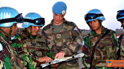 Citizen6, Lebanon: Prajurit TNI yang tergabung dalam Indobatt di Lebanon, melaksanakan patroli bersama pasukan FCR (Force Commander Reserve) UNIFIL dari Perancis, sandi ADP 462 (Area Domination Patrol) pada, Kamis (31/5). (Pengirim: Badarudin Bakri)