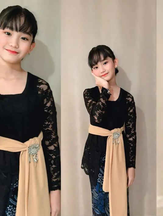 Dipadukan dengan rok Batik berwarna biru gelap dengan selendang creme dan bros silver [@ayutingting92]