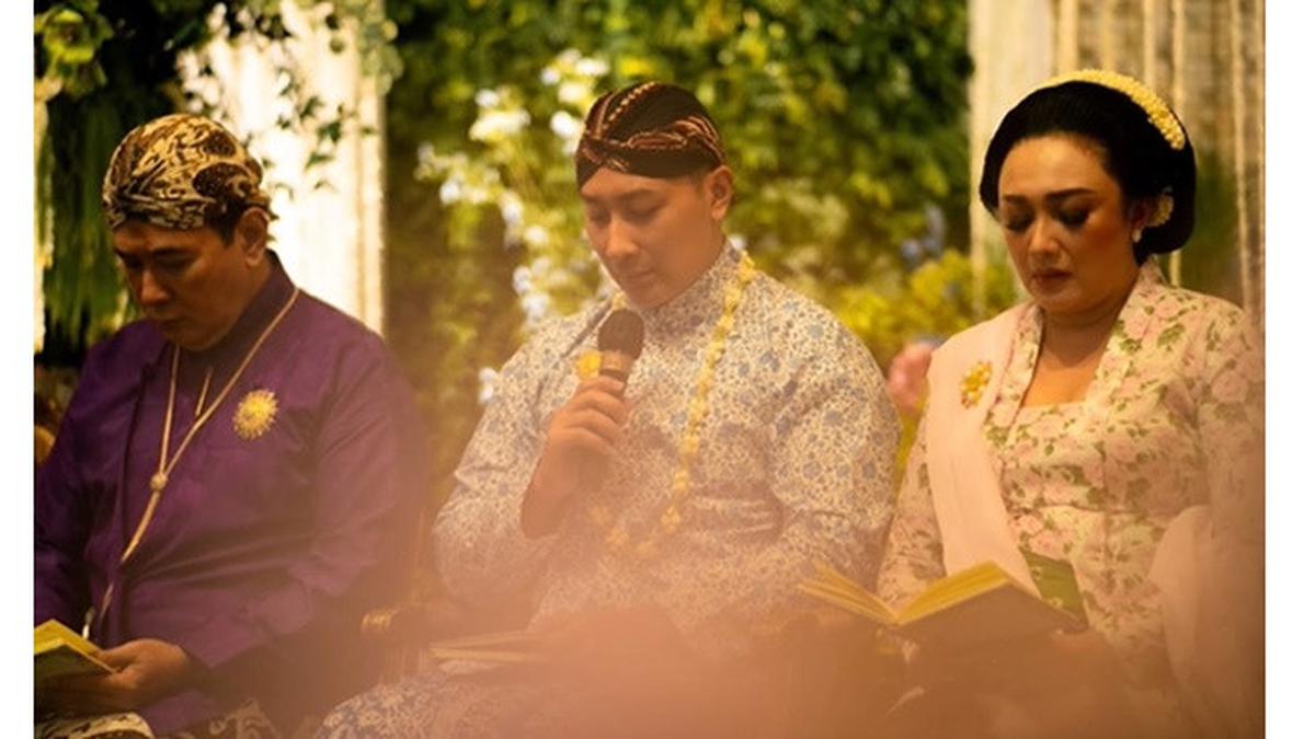 6 Potret Tommy Soeharto dan Tata Cahyani Dampingi Darma Mangkuluhur di Momen Sungkeman