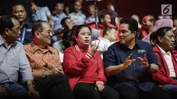 Menko PMK Puan Maharani berbincang dengan Ketua INASGOC Erick Thohir, Menhub Budi Karya dan Komisaris EMTEK Soeyono saat menghadiri 100 Hari Menuju Asian Games 2018, di Studio 6 Emtek City, Jakarta Kamis (10/5). (Liputan6.com/Faizal Fanani)