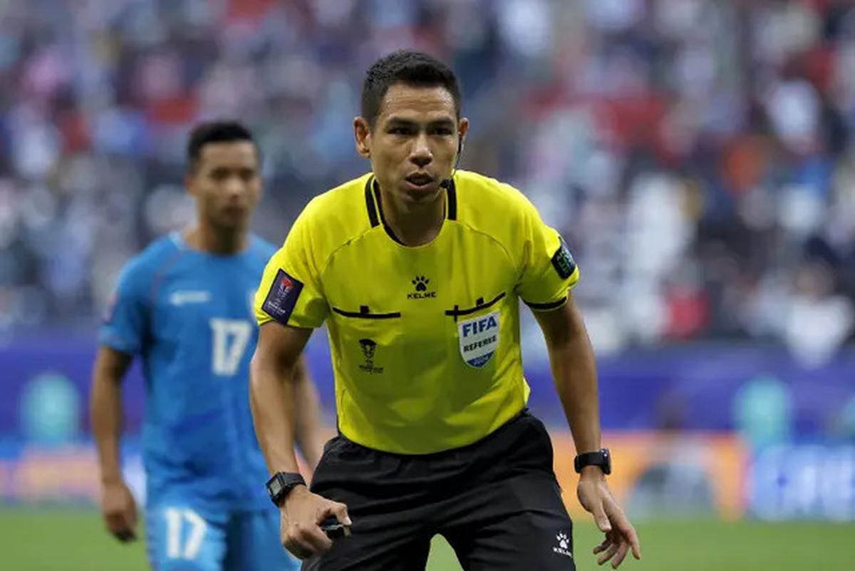 3 Wasit yang Dianggap Bantu Lawan Timnas Indonesia: Nasrullo Kabirov sampai Ahmed Al Kaf, Namanya Ditandain Netizen