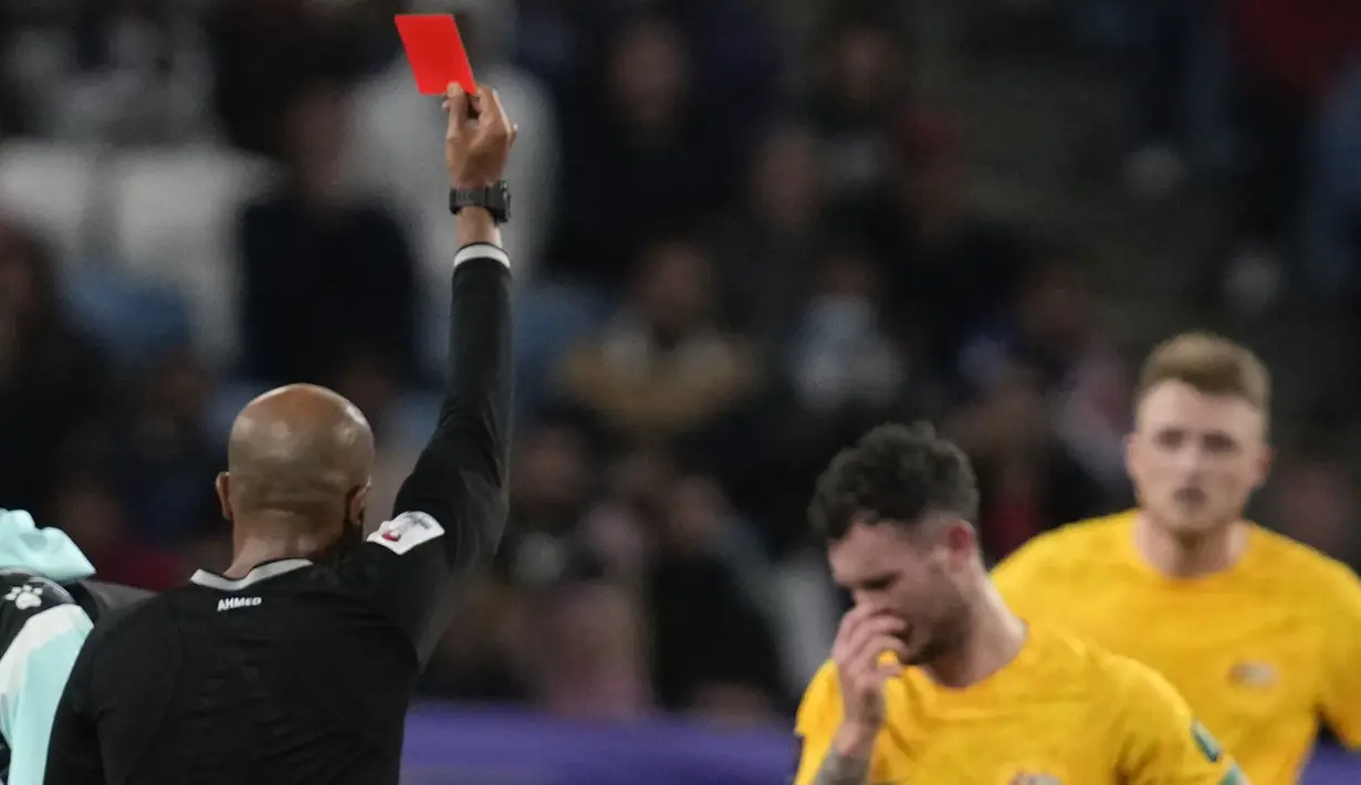 Wasit Ahmed Al-Kaf memberikan kartu merah kepada striker Timnas Australia, Craig Goodwin saat menghadapi Korea Selatan pada laga perempatfinal Piala Asia 2023 di Al Janoub Stadium, Al Wakrah, Qatar, Jumat (2/2/2024) malam waktu setempat. (AP Photo/Thanassis Stavrakis)
