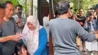 Rumah Jokowi Ramai Didatangi, Warga Berfoto hingga Dikasih Camilan dan Buku Tulis