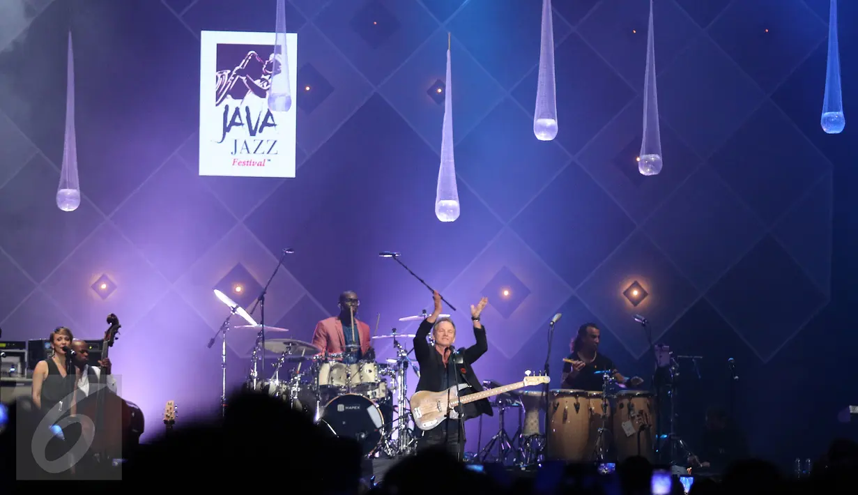 Musisi asal Inggris Sting tampil pada pagelaran Java Jazz Festival 2016 di BNI Hall, JIEXPO Kemayoran, Jakarta, Minggu (6/3). Penampilan musisi bernama lengkap Gordon Matthew Thomas Sumner itu menutup JJF dengan manis. (Liputan6.com/Herman Zakharia)