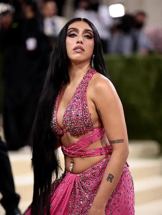 Lourdes Leon, putri penyanyi Madonna, menghadiri Met Gala 2021 di Metropolitan Museum of Art, New York pada 13 September 2021. Lourdes tampak cantik dengan makeup yang berfokus pada riasan mata dan rambut panjang hair extension yang tergerai hingga kaki. (Dimitrios Kambouris/Getty Images via AFP)