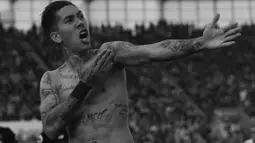 Bintang Liverpool, Roberto Firmino menghiasi tubuhnya dengan gambarr orang tuanya dan juga nama anak dan pacarnya serta tulisan berbahasa Jerman yang berarti “Cinta keluarga tidak ada ujungnya”.  (AFP/Lindsey Parnaby)