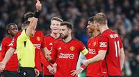 Marcus Rashford dari Manchester United, kedua kanan, menerima kereta merah oleh wasit Donatas Rumsas saat pertandingan sepak bola Grup A Liga Champions antara FC Copenhagen dan Manchester United di Kopenhagen, Denmark, Rabu, 8 November 2023. (Liselotte Sabroe/Ritzau Scanpix via AP)