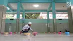 Pengurus Masjid Pekojan menyiapkan bubur India untuk menu buka puasa di serambi masjid, Semarang, Jawa Tengah, Kamis (17/5 ). Bubur India sebagai menu berbuka puasa di masjid ini sudah berjalan seabad lalu. (Liputan6.com/Gholib)