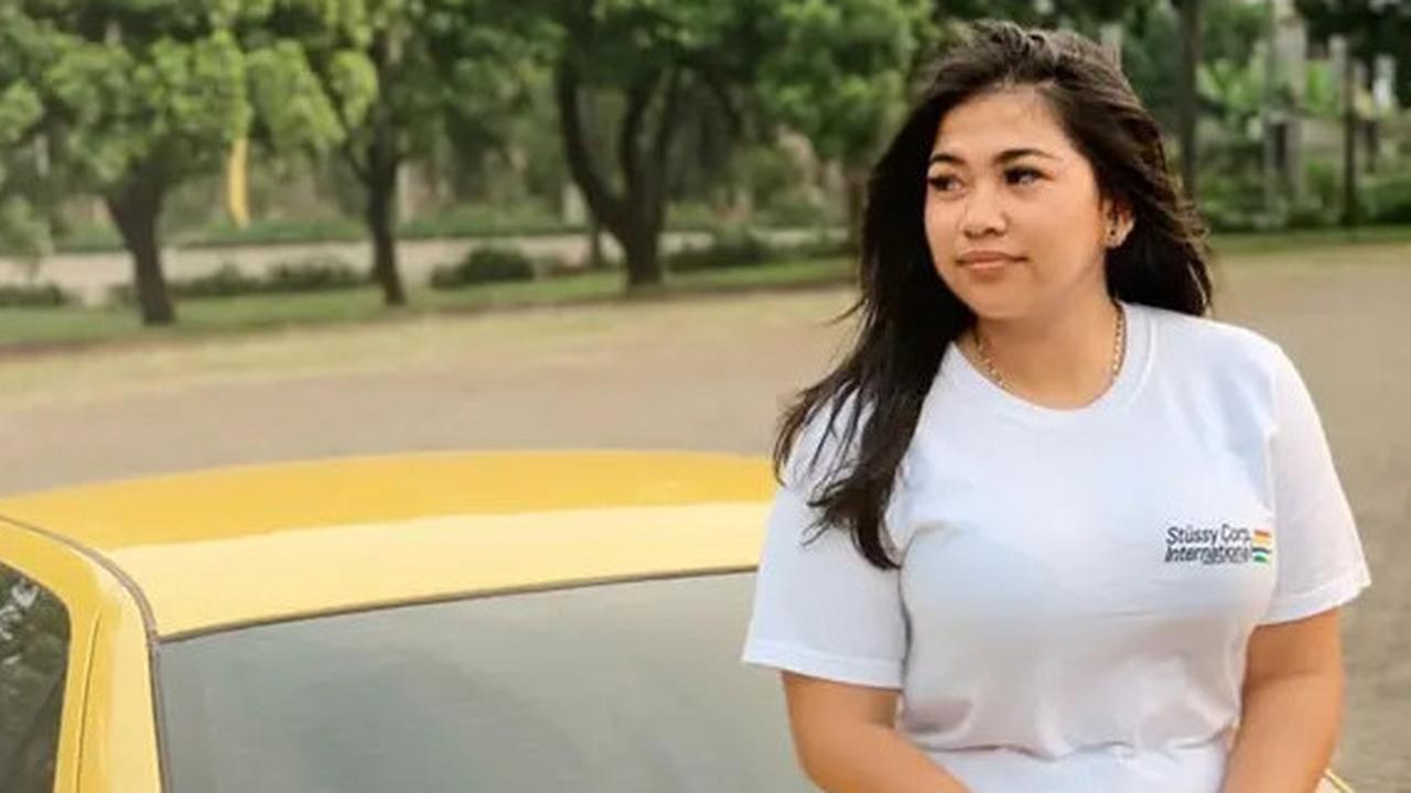 6 Potret Liana Saputri Pakai Baju Putih, Inspirasi Fashion Menarik untuk Berbagai Acara di 2025