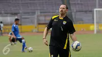 Pelatih Persib, Dejan Antonic (kanan) saat memimpin latihan jelang final Turnamen Piala Bhayangkara 2016 di Stadion GBK Jakarta, Sabtu (2/4/2016). Laga final Piala Bhayangkara mempertemukan Persib dan Arema Cronus. (Liputan6.com/Helmi Fithriansyah)