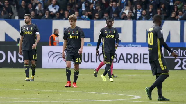 Pemain Juventus tertunduk lesu saat dikalahkan SPAL