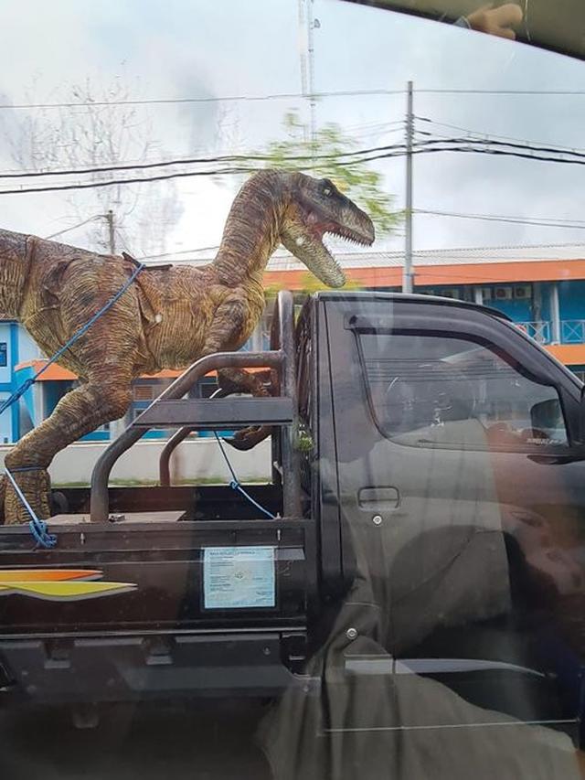 6 Editan Foto Jika Manusia Tinggal Bareng Dinosaurus Ini Kocak