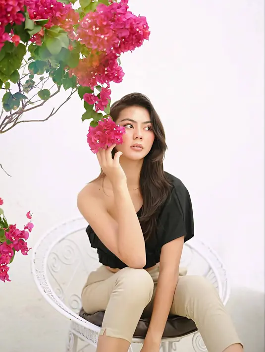 Selain berakting, Aylena yang tinggal di Jakarta dan Bali ini kerap menjalani berbagai pemotretan. Banyak dari hasil pemotretannya ini ia bagikan dalam media sosial Instagramnya yang menuai banyak pujian. (Liputan6.com/IG/@aylena.fusil)