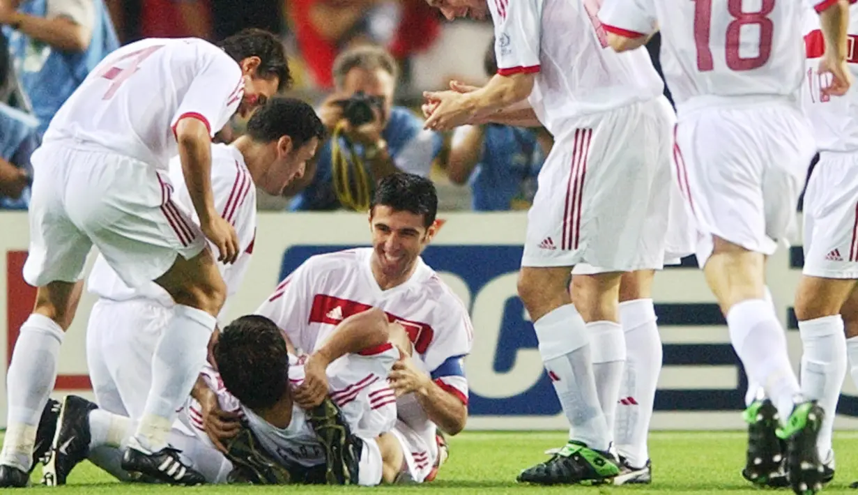 Dalam laga perebutan tempat ketiga yang mempertemukan Korea Selatan dan Turki tercipta salah satu rekor yang masih bertahan hingga saat ini. (AFP/Pascal Guyot)
