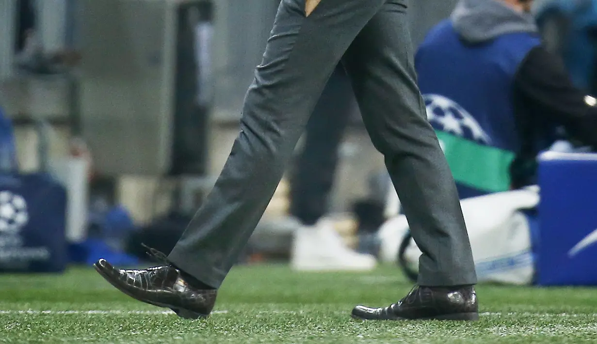 Saking semangatnya, bagian kiri celana Guardiola sampai robek  (Reuters / Kai Pfaffenbach)