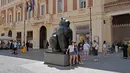 Seniman ini juga tinggal selama bertahun-tahun di kota Pietrasanta, Italia, di wilayah Tuscany, di mana ia dimakamkan di samping istri ketiganya, seniman Sophia Vari. (Andreas SOLARO / AFP)