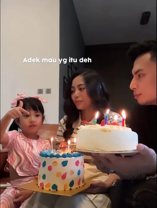 Okin, Rachel dan anak perempuannya tampak bersiap memberikan kejutan. Saat menunggu anaknya turun, Chava anak perempuannya tiba-tiba membahas parkir mobil untuk teman-teman Xabiru yang datang. [Instagram/rachelvennya]